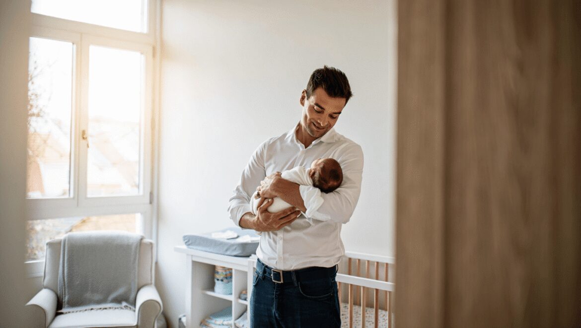Congé paternité 2026 : démarches, durée et impact salarial