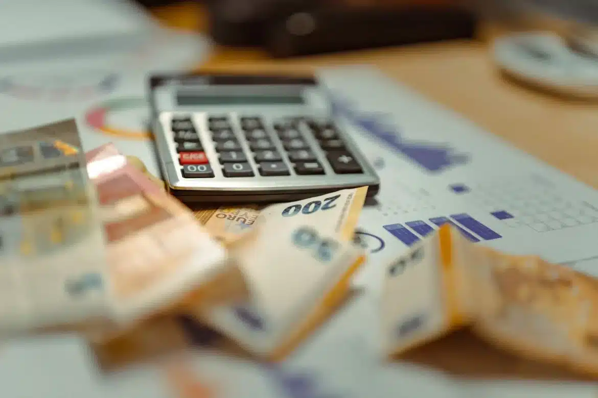 Documents de calcul d'indemnité de licenciement et calculatrice sur un bureau