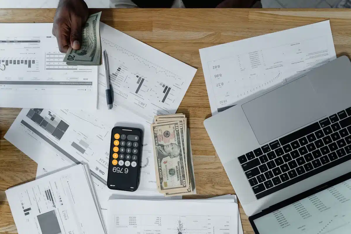 Documents de paie et calculatrice pour déterminer le salaire de référence