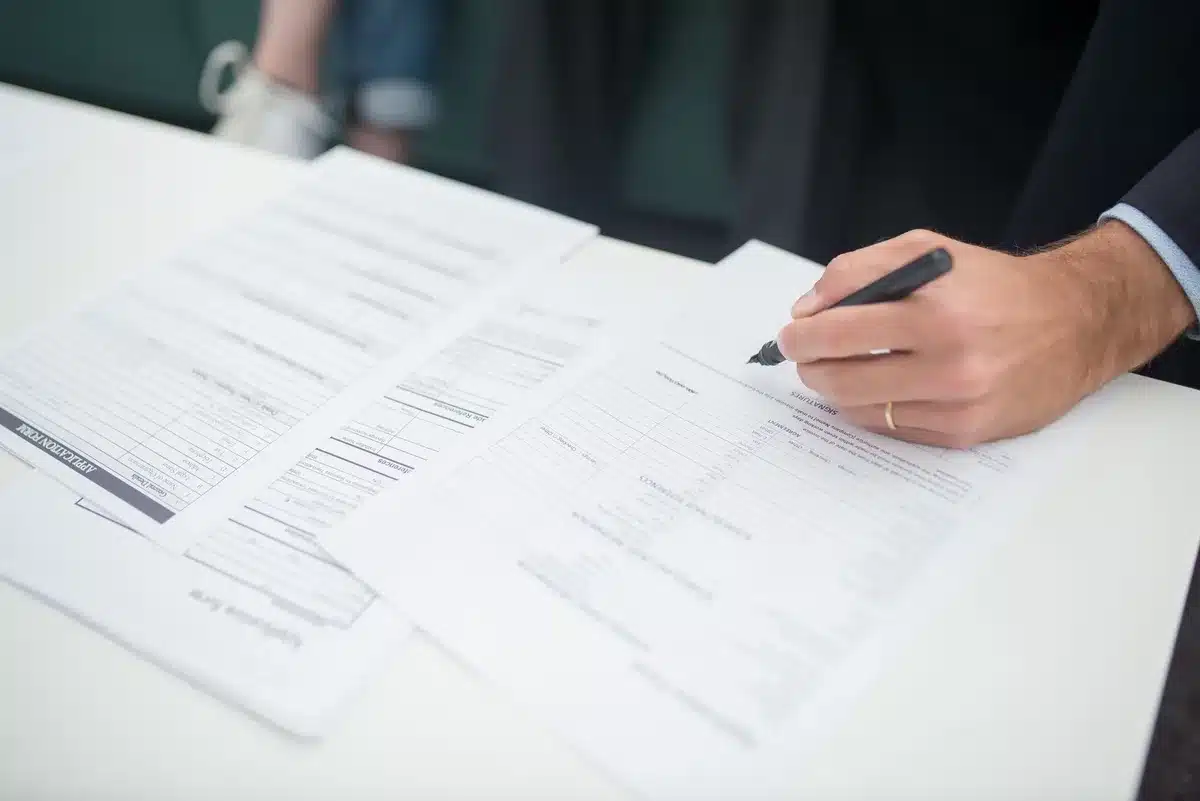 Contrat de travail, convention collective et lettres de licenciement rassemblés pour vérification