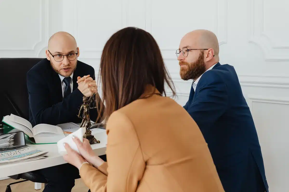 Consultation juridique avec un avocat pour préparer une saisine du conseil de prud'hommes