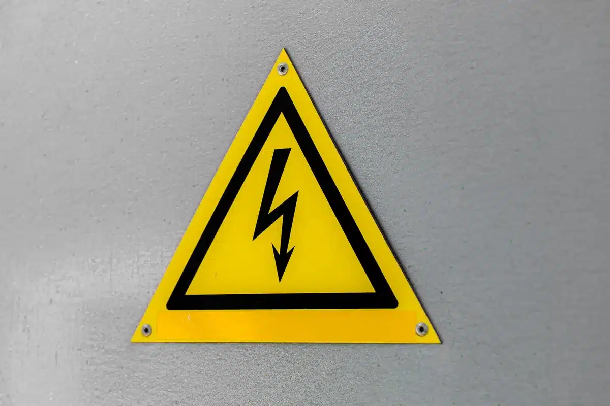 Salarié signalant un danger immédiat à son hiérarchie sur le terrain