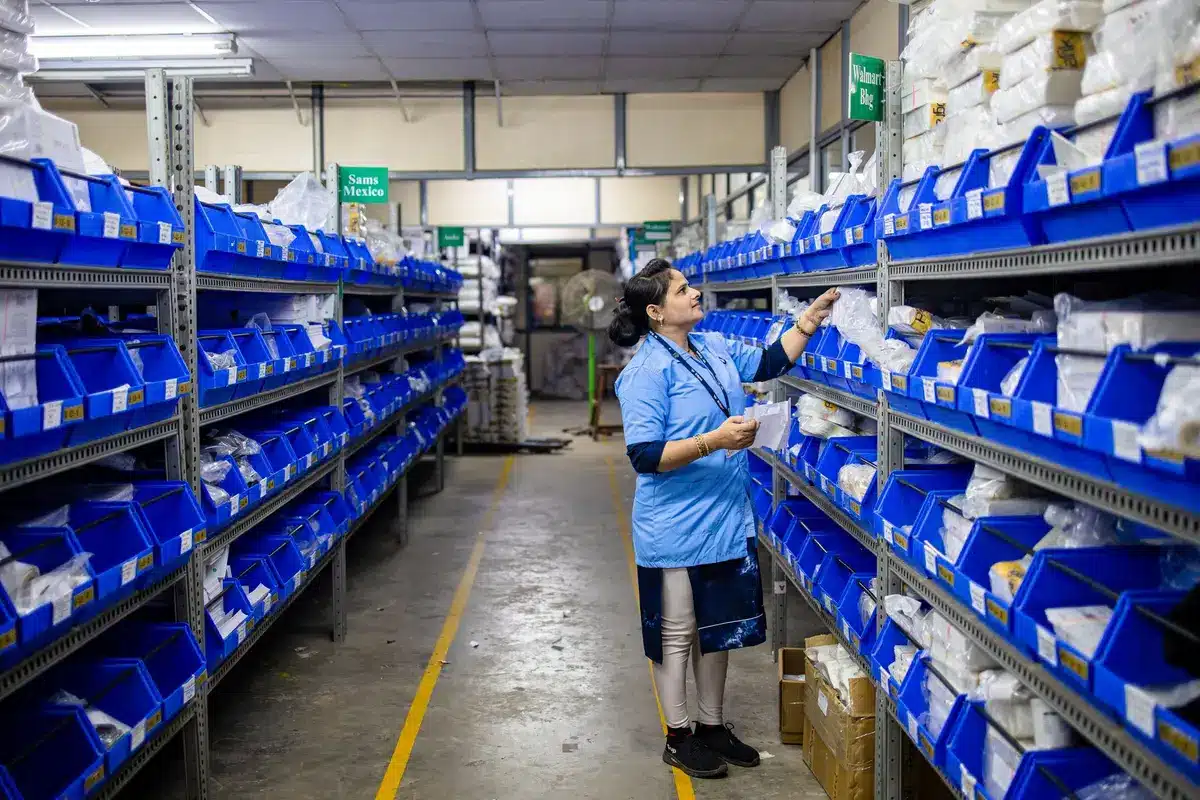 Entrepôt avec produits organisés et personnel gérant l'inventaire