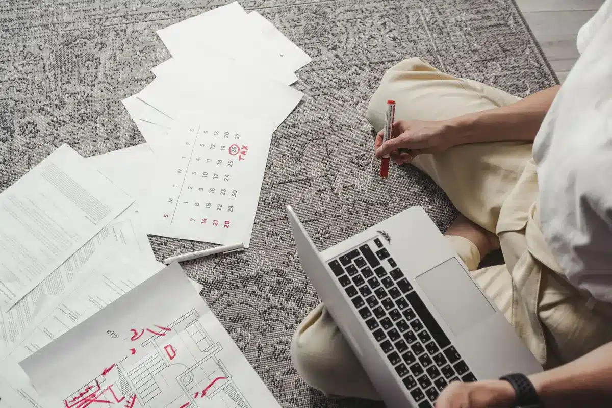Personne planifiant son agenda de travail à distance avec organisation et clarté