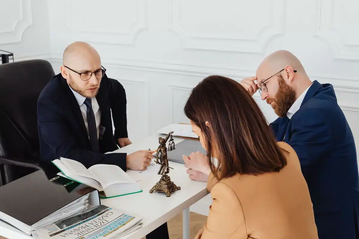 Bureau d'avocat avec table de travail pour consultation