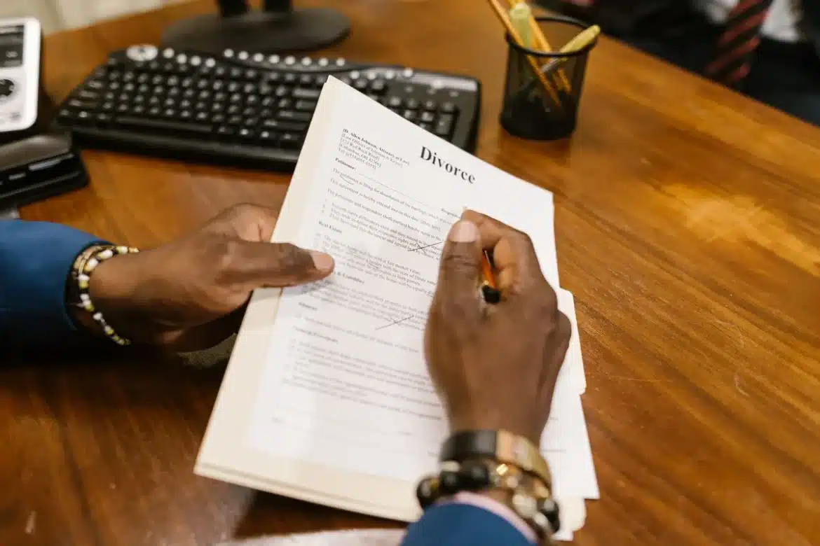 Documents de divorce organisés sur un bureau : contrats, relevés bancaires et actes de propriété