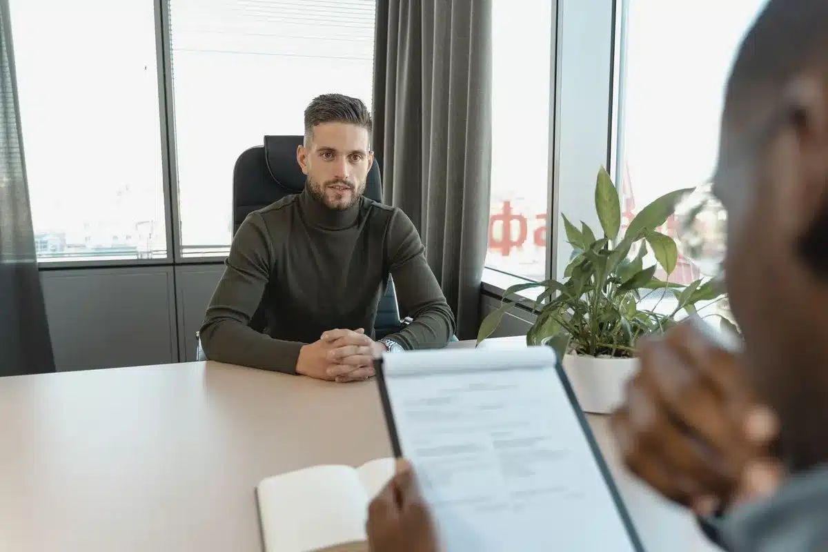 Entretien d'embauche entre un recruteur et des candidats dans un bureau