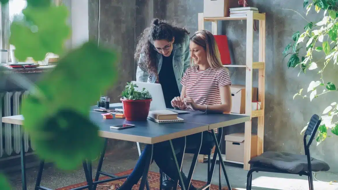 Candidatures et documents de recrutement saisonniers sur un bureau ensoleillé avec un calendrier d'été