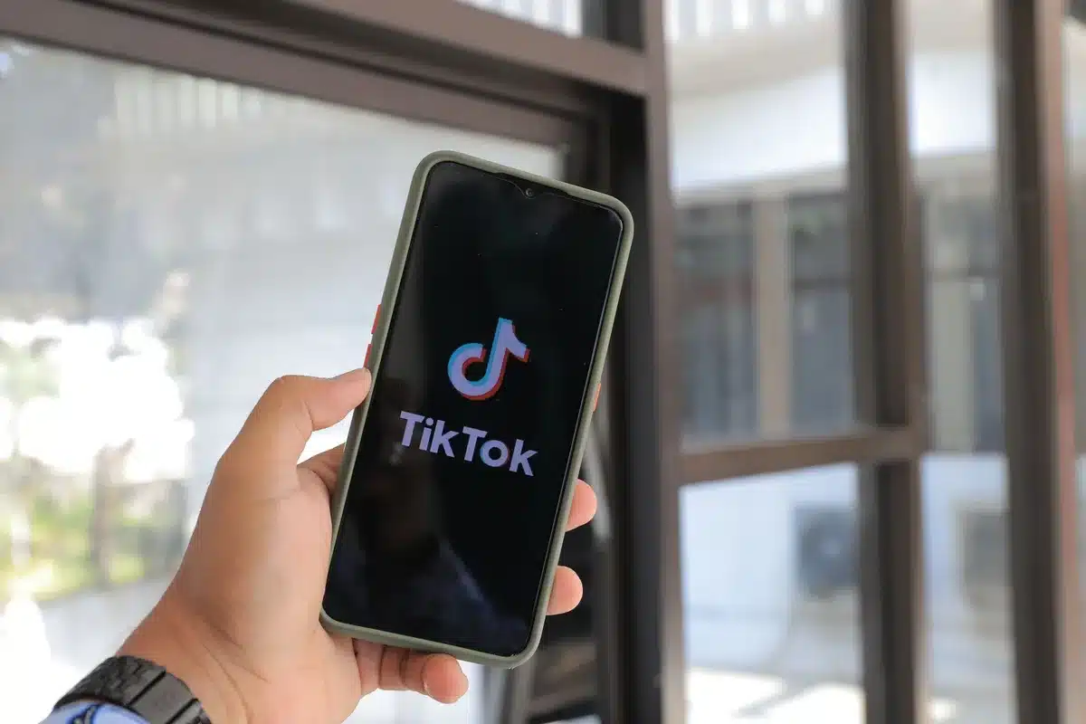 Écran de smartphone affichant une annonce TikTok avec un produit en démonstration