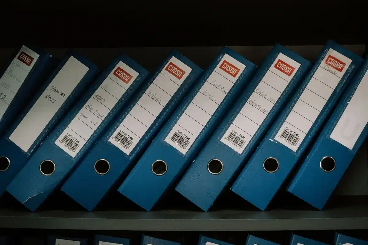 Dossiers organisés et documents archivés de manière ordonnée