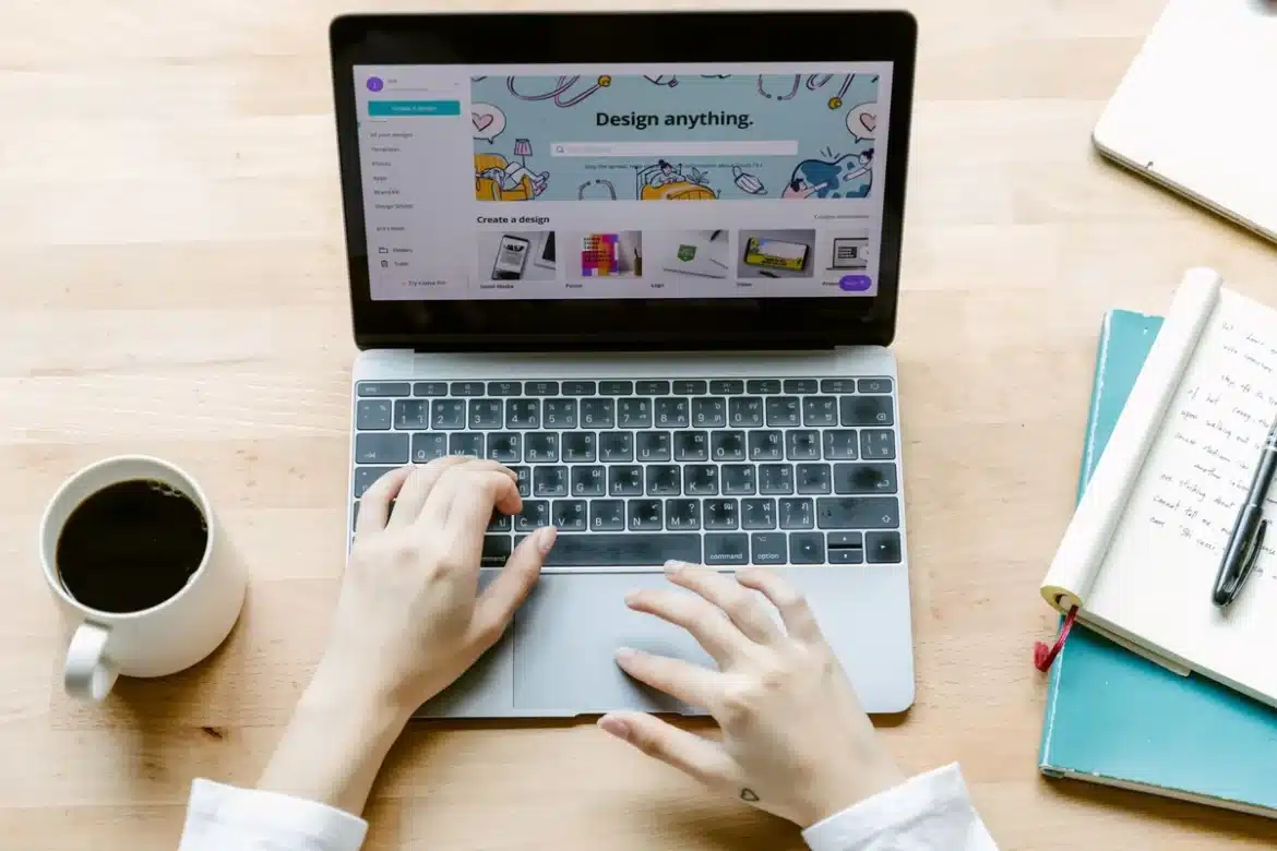 Espace de travail avec ordinateur portable affichant un tableau de bord e-commerce et matériel de bureau