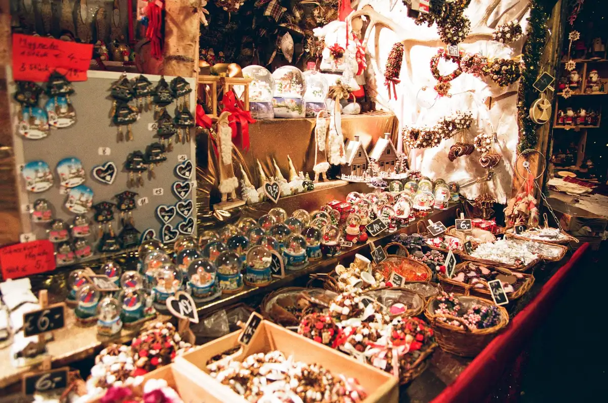Sélection de produits saisonniers incluant décorations, cadeaux et articles festifs