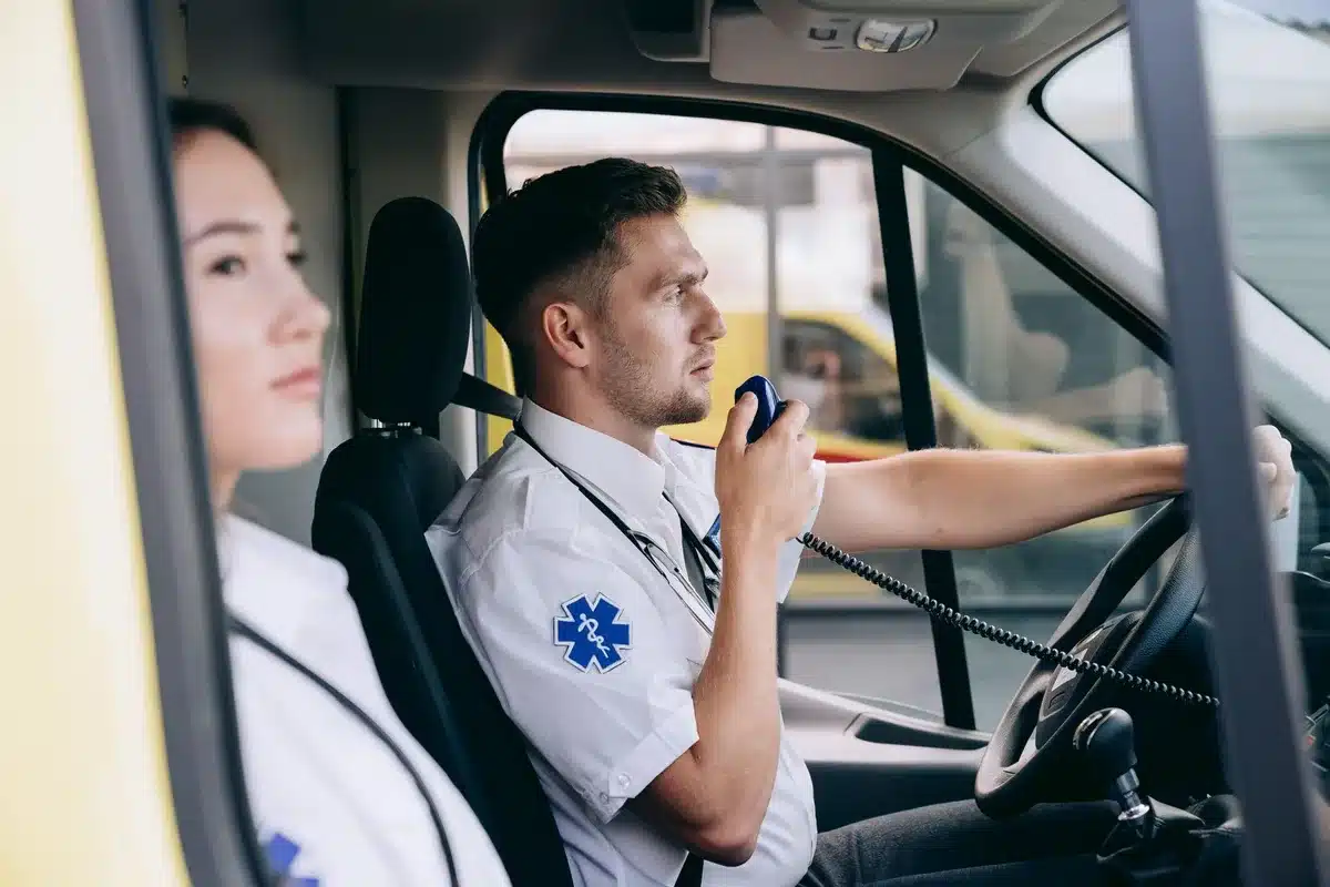Personne signalant un incident à un agent de transport ou un commerçant en public.