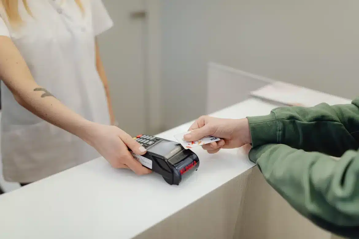 Caisse de supermarché avec articles alimentaires et terminal de paiement