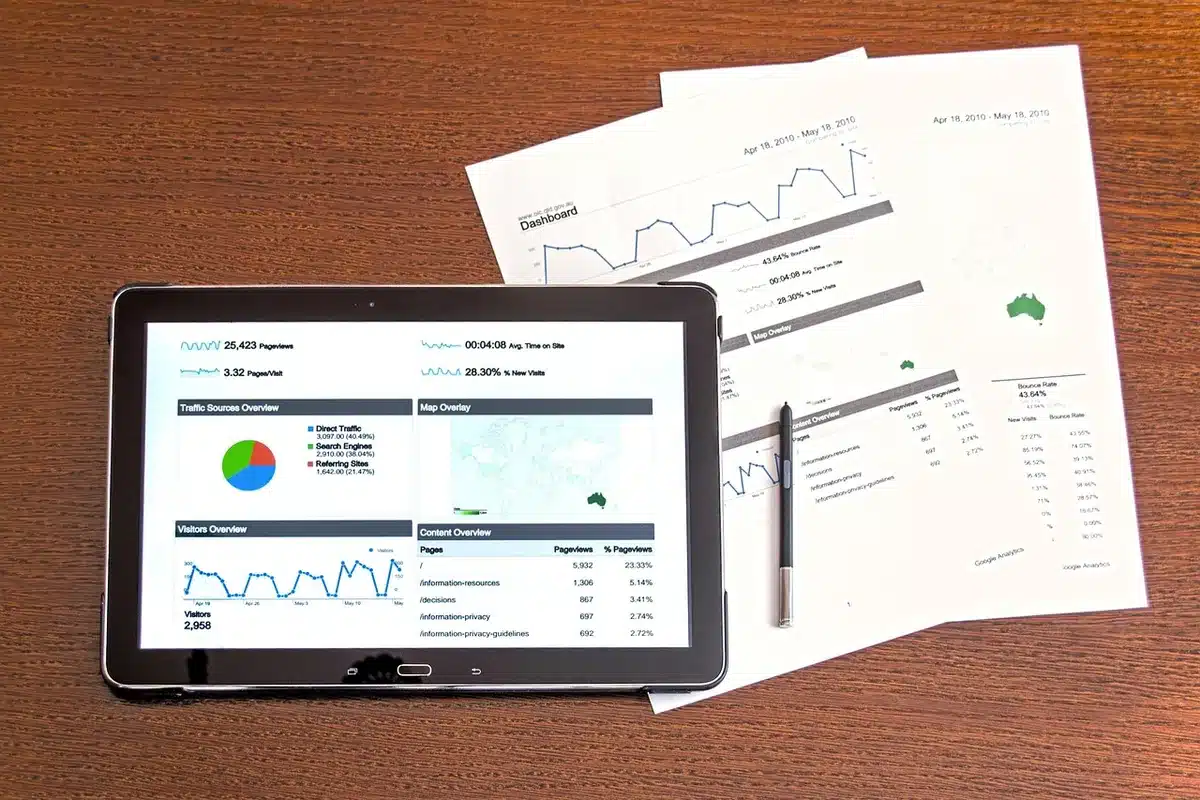 Bureau de paie avec documents, calculatrice et écran montrant une feuille de paie
