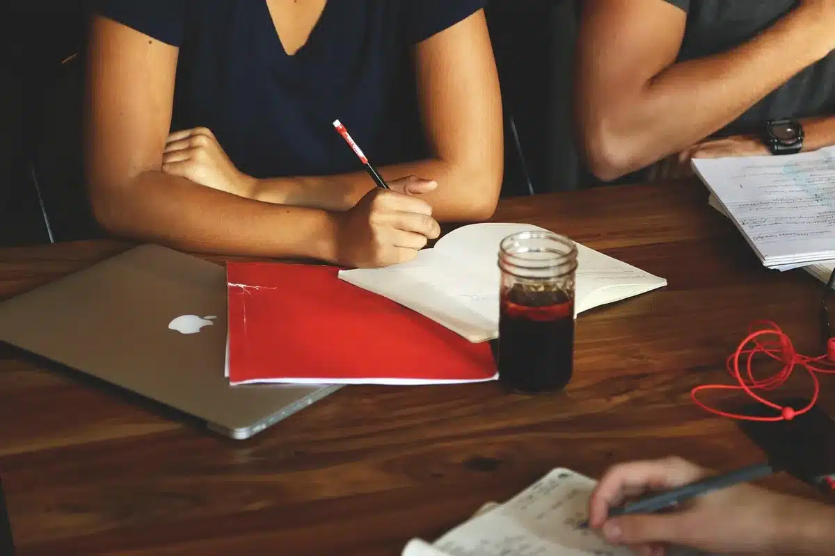 Équipe RH autour d'une table examinant un calendrier et des échéances