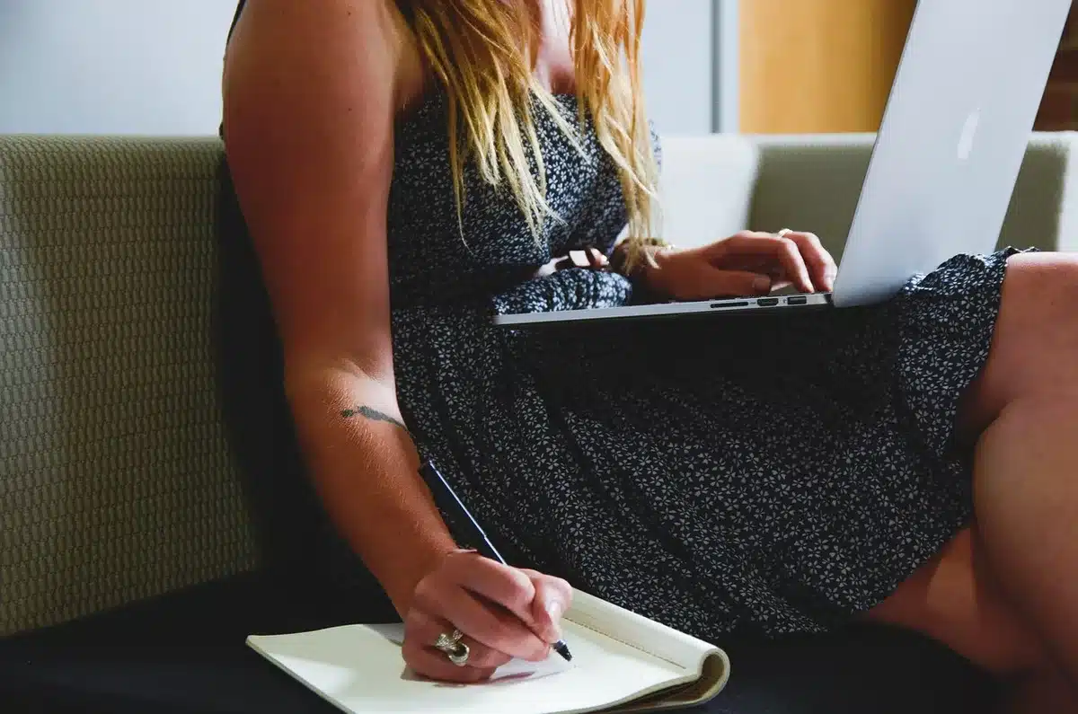Feuille de planning sur un bureau avec stylos et lunettes
