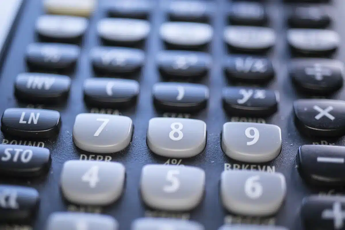 Calculatrice et bulletin de paie montrant le calcul des majorations d'heures supplémentaires
