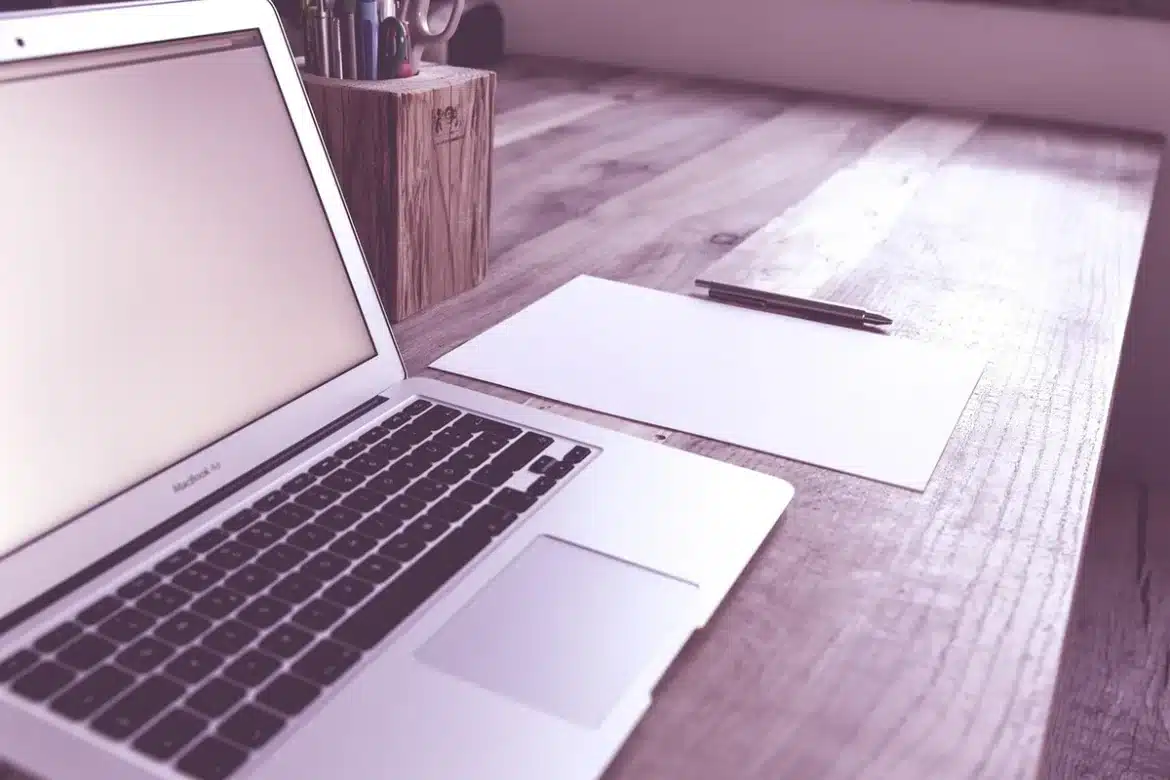 Bureau lumineux de jour avec ordinateur, calculatrice et notes de tarification
