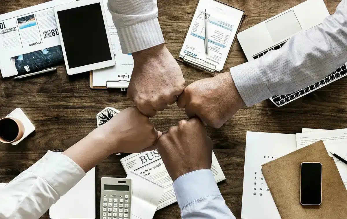 Personne anonyme devant un tableau blanc avec idées et schémas pour un MVP