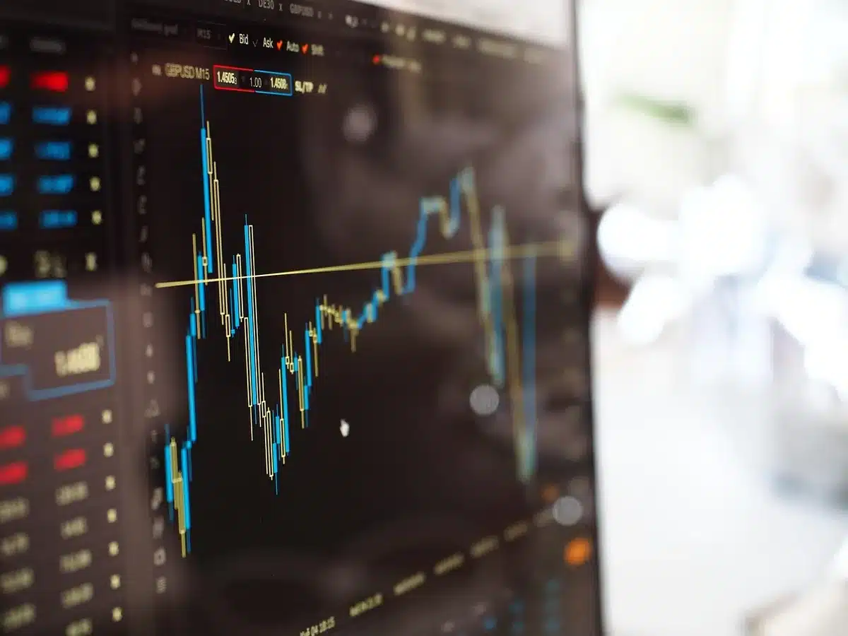 Graphique comparant deux courbes d'investissement : investissement en une fois versus versements réguliers