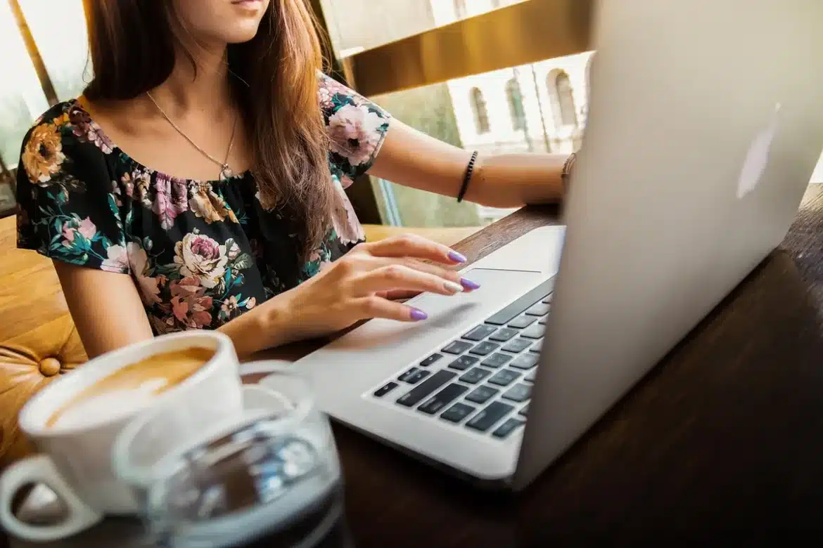 Écran d'ordinateur affichant une interface de plateforme de vente avec annonces produits et tarification