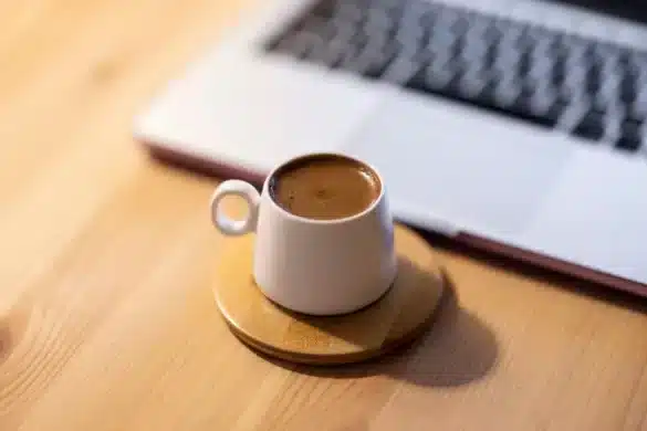 Bureau en journée avec échantillons d'emballage, prototypes et ordinateur affichant une fiche produit