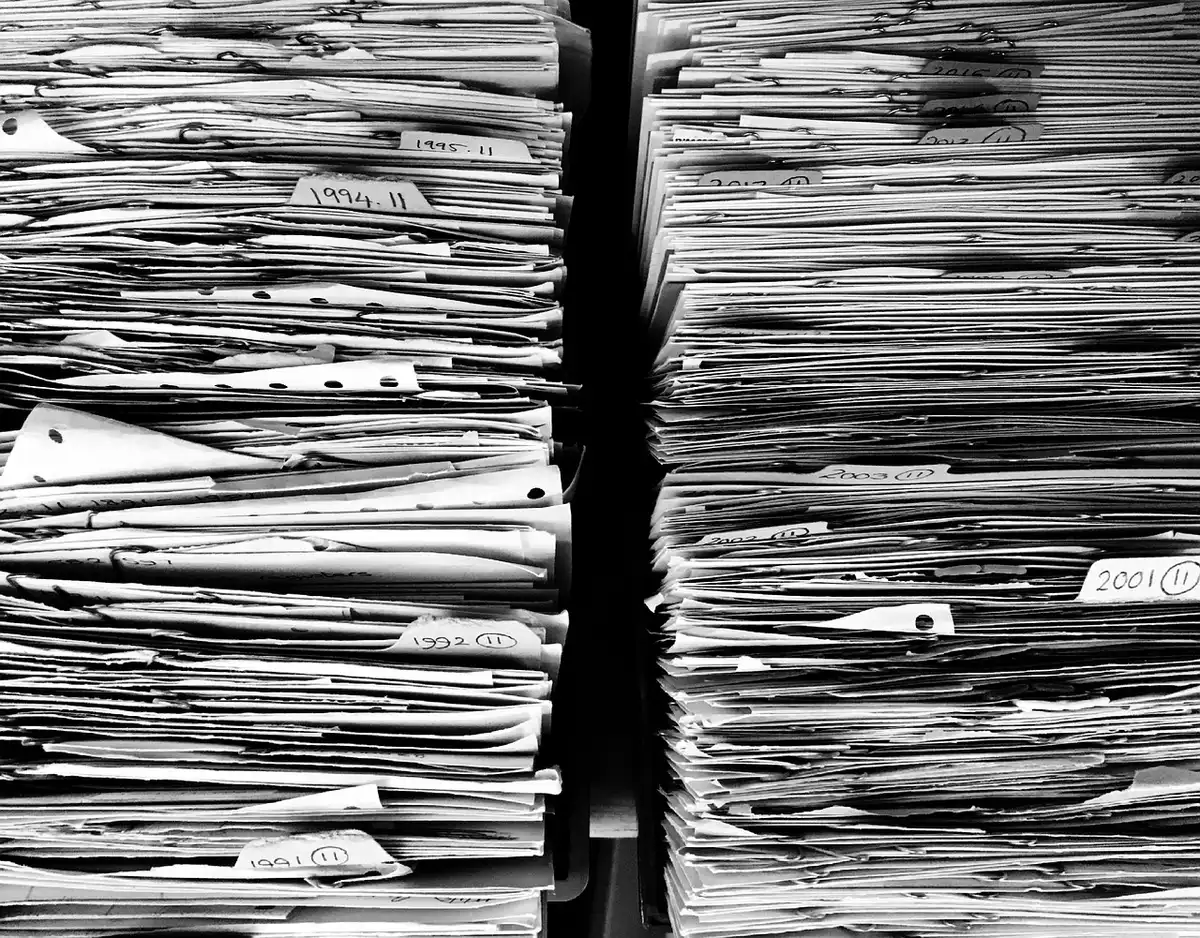 Dossier administratif avec documents et formulaires à préparer