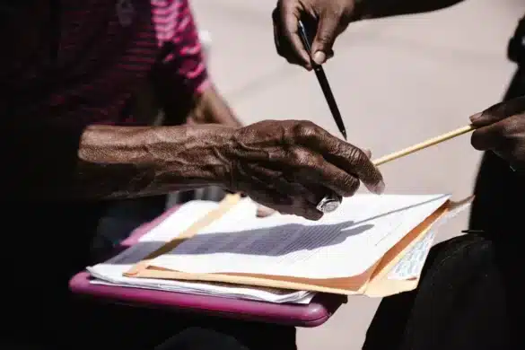 Bureau lumineux en journée, mains échangeant des documents lors d'une négociation