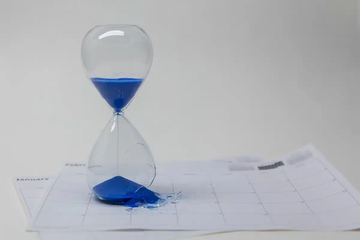 Calendrier avec délais et dates limites pour contester un redressement fiscal