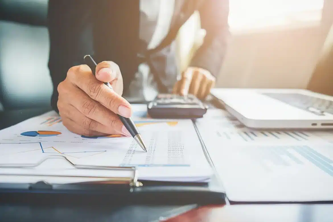 Documents fiscaux, avis d'imposition et calculatrice sur un bureau administratif