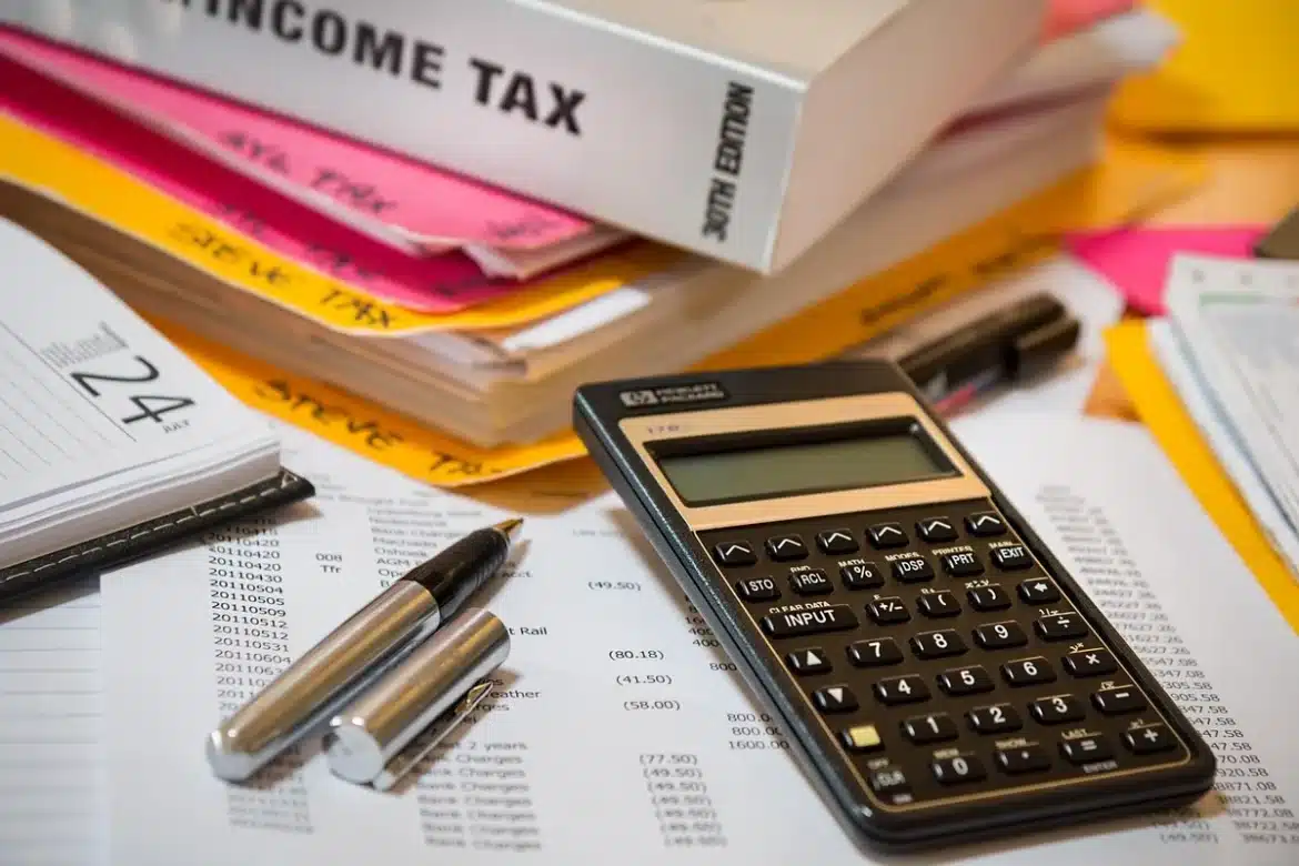 Bureau avec un contrat de travail, un stylo et un calendrier marquant une date de fin