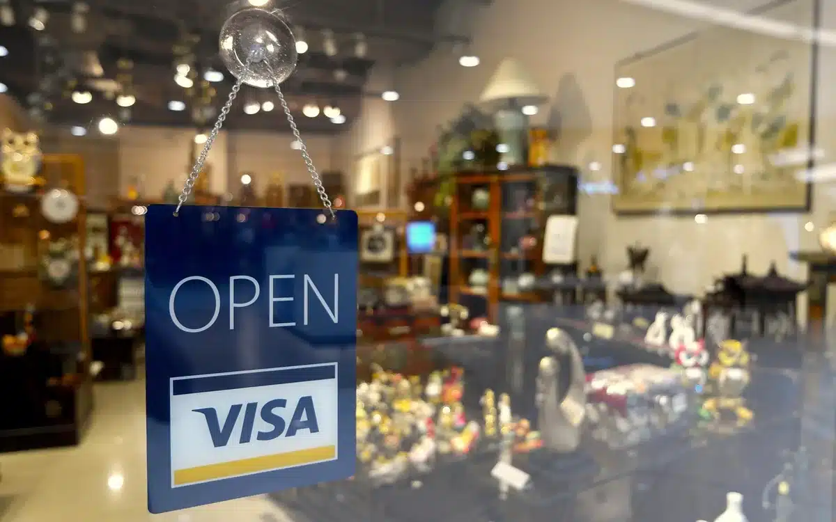 Carte dématérialisée utilisée pour un paiement de déjeuner