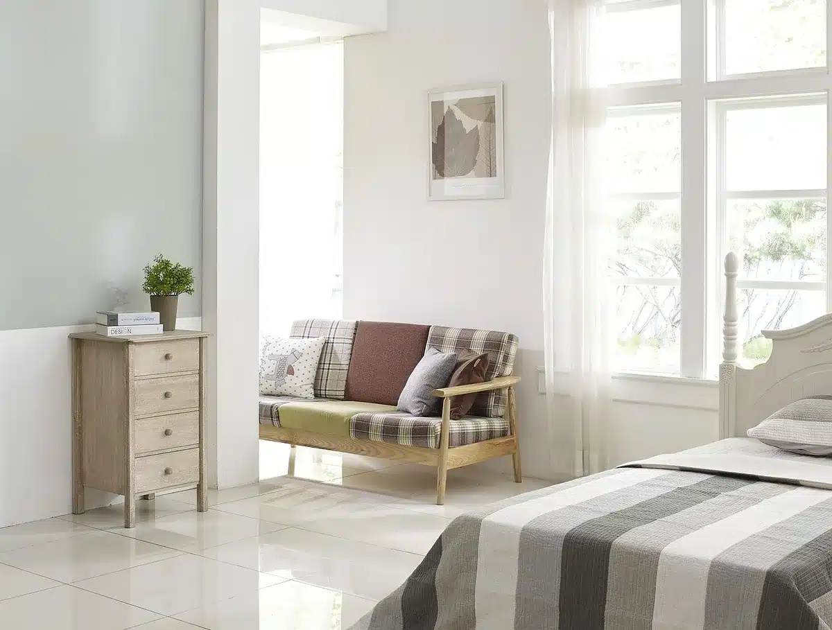 Salle de médiation familiale avec chaises et table, ambiance neutre