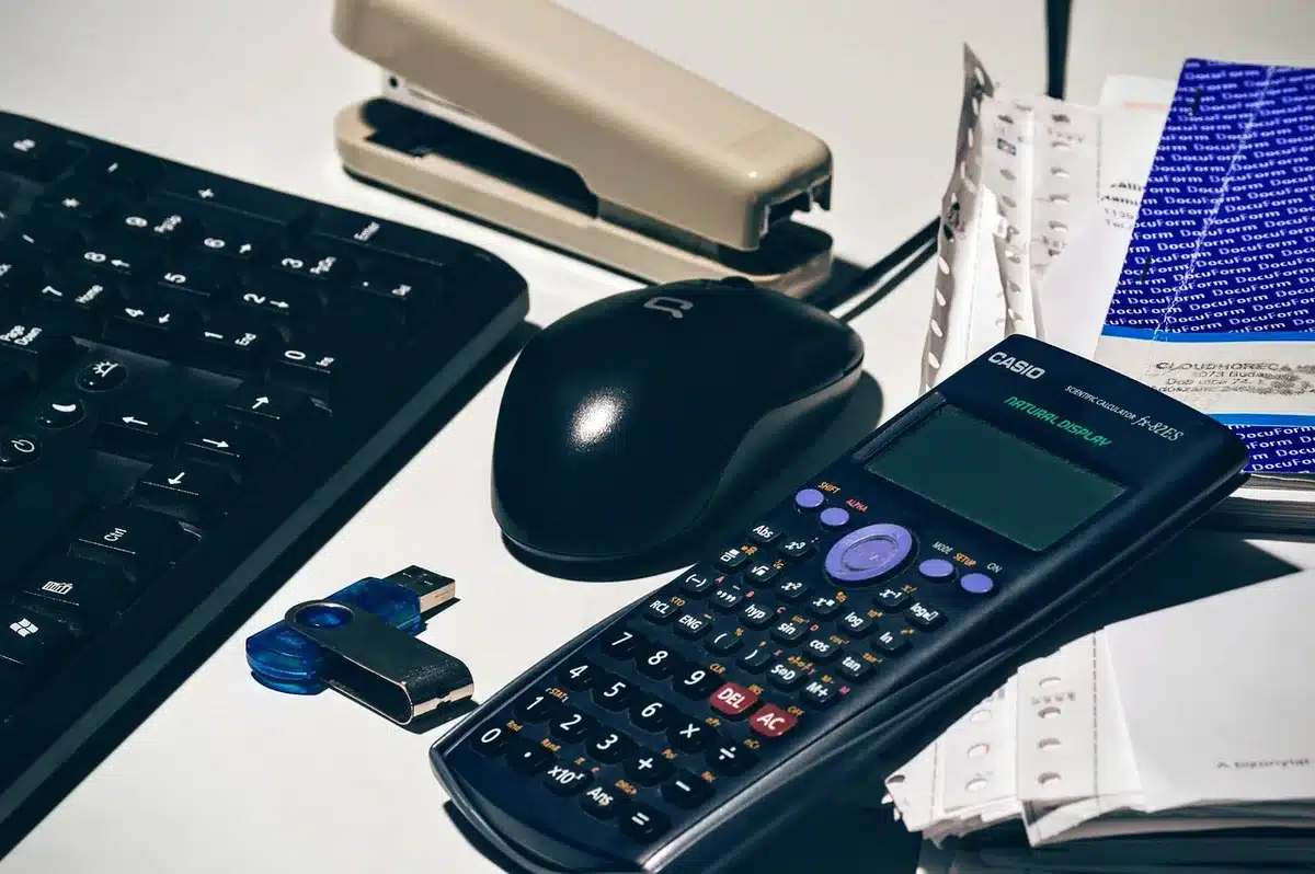 Documents fiscaux et calculatrice sur un bureau, symbolisant obligations comptables