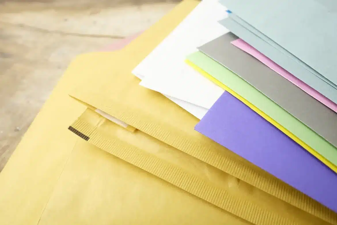Enveloppe officielle avec tampons et documents d'emploi sur un bureau
