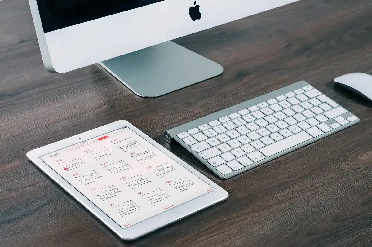 Calendrier 2026 posé sur un bureau, avec notes et stylos