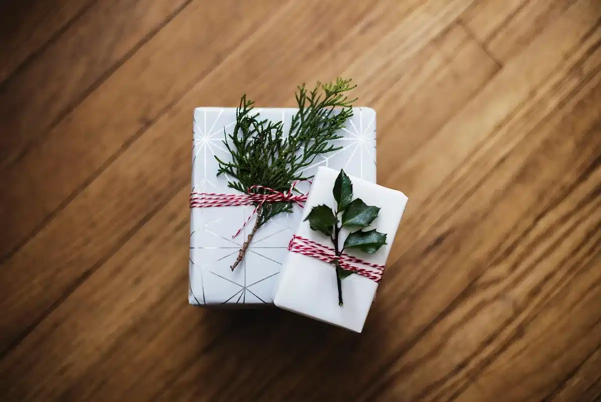 Chèques‑cadeaux et fournitures scolaires posés sur un bureau