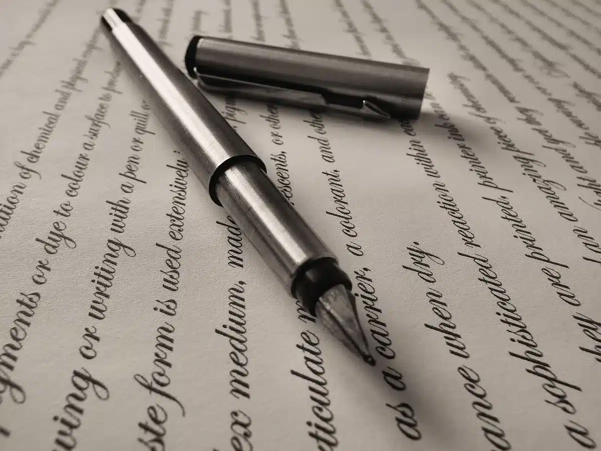 Certificat de scolarité posé sur un bureau avec stylo