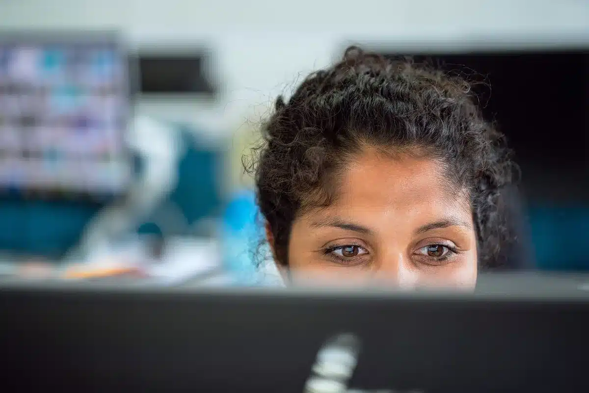 Personne tenant un questionnaire de satisfaction des salariés