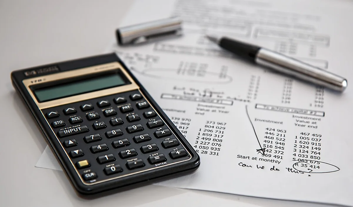 Calcul de dettes et majorations sur un document financier