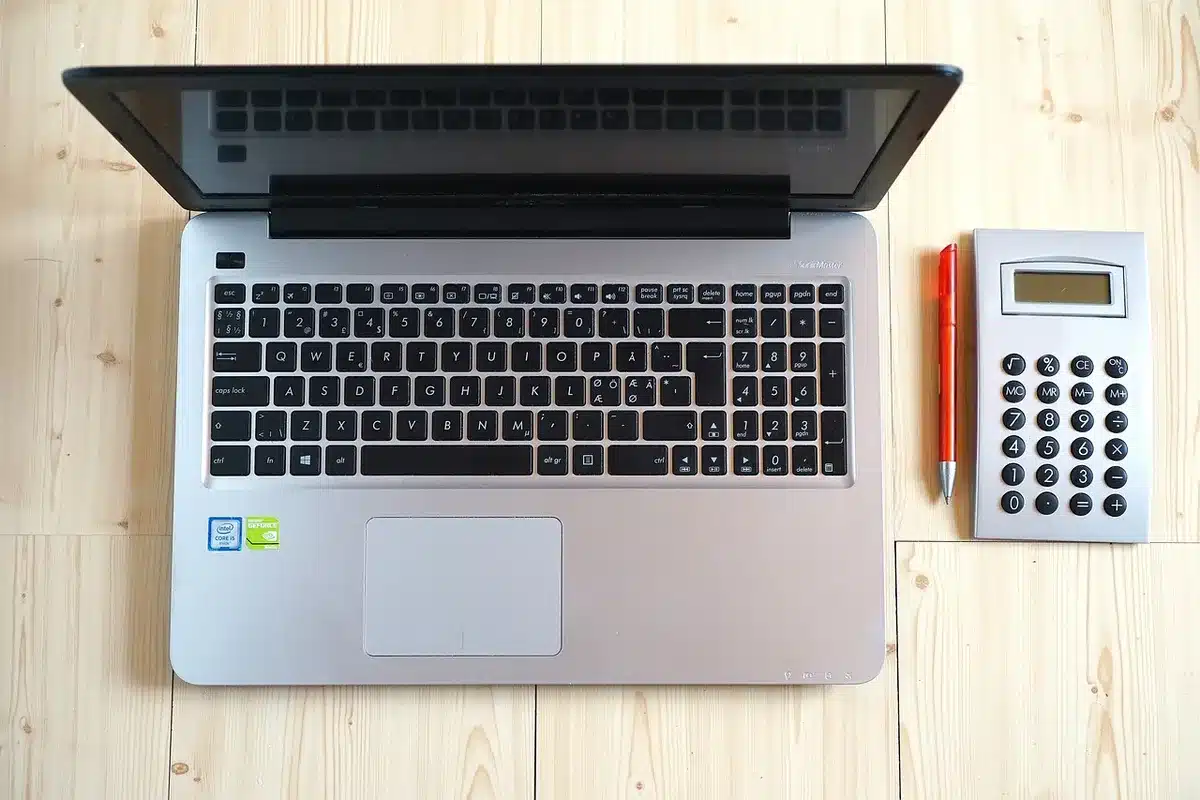 Calcul des coûts de lancement sur un bureau avec notes et calculatrice