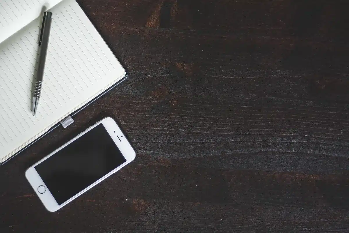 Gros plan sur un smartphone montrant des messages agressifs et captures d'écran