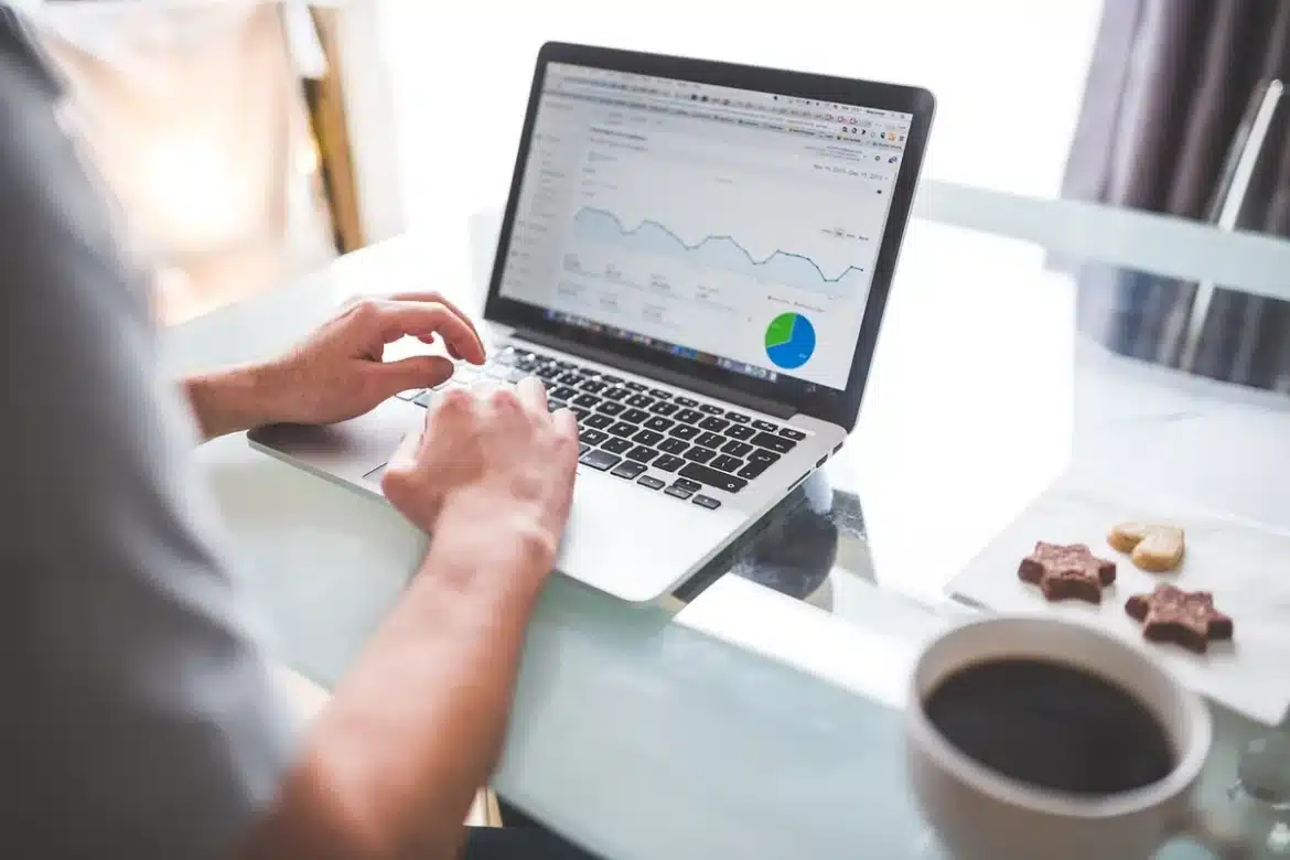 Bureau lumineux avec ordinateur affichant un tableau de bord e‑commerce et notes de produits