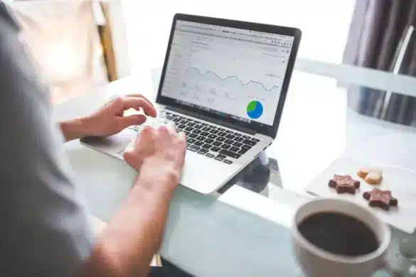 Bureau lumineux avec ordinateur affichant un tableau de bord e‑commerce et notes de produits