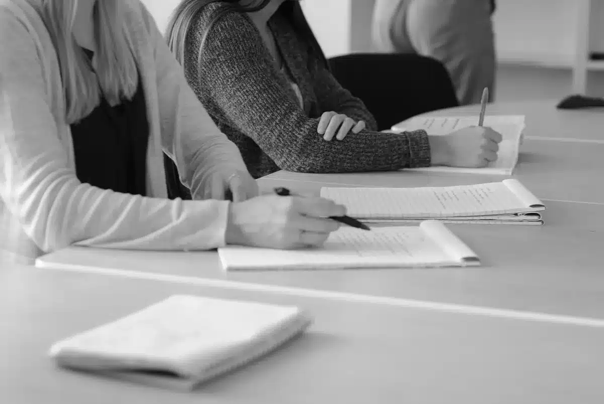 Convoquer un salarié : réunion RH dans un bureau clair
