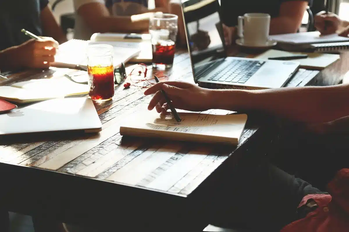 Checklist et documents sur une table lors d'une réunion d'entreprise