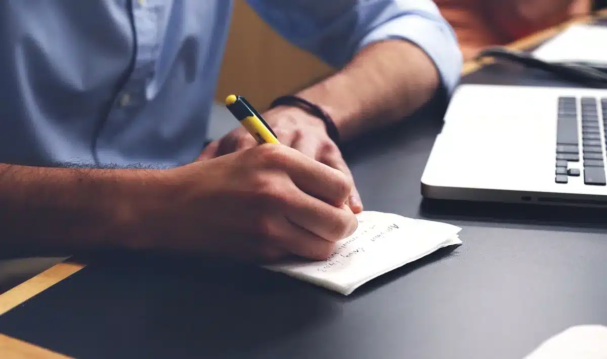 Bureau RH avec listes d'électeurs et fenêtre en journée