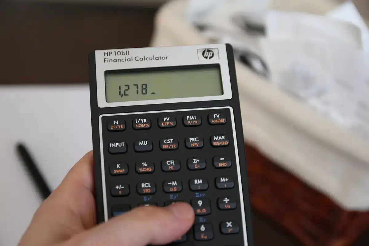 Feuille de temps et calculatrice sur un bureau représentant le forfait heures