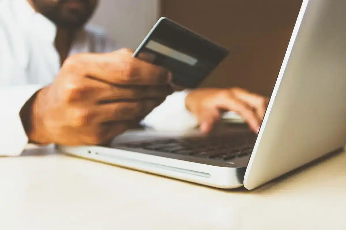 Ordinateur portable affichant une boutique en ligne prête à la vente